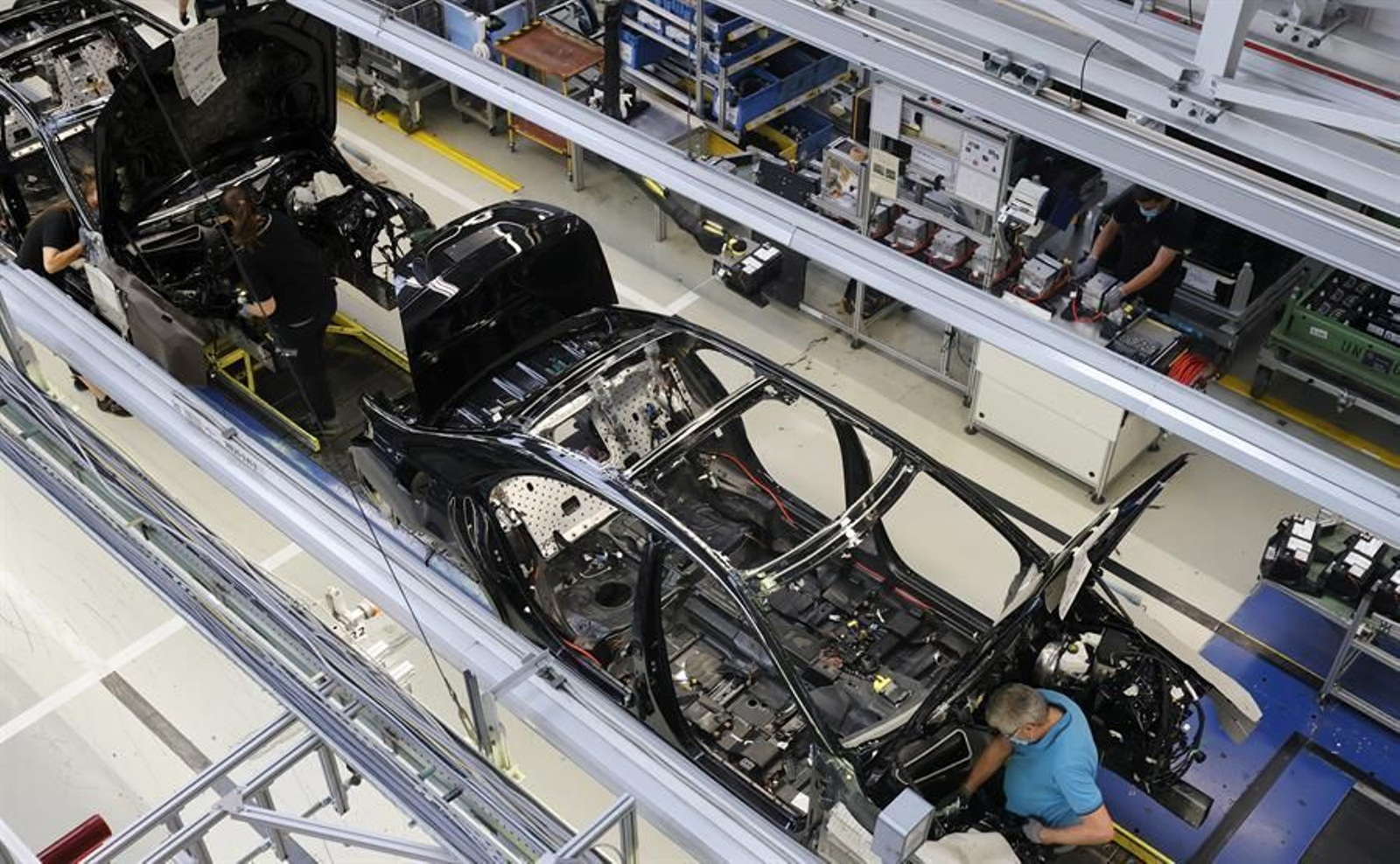 Un operario en una fábrica de automóviles (EFE).