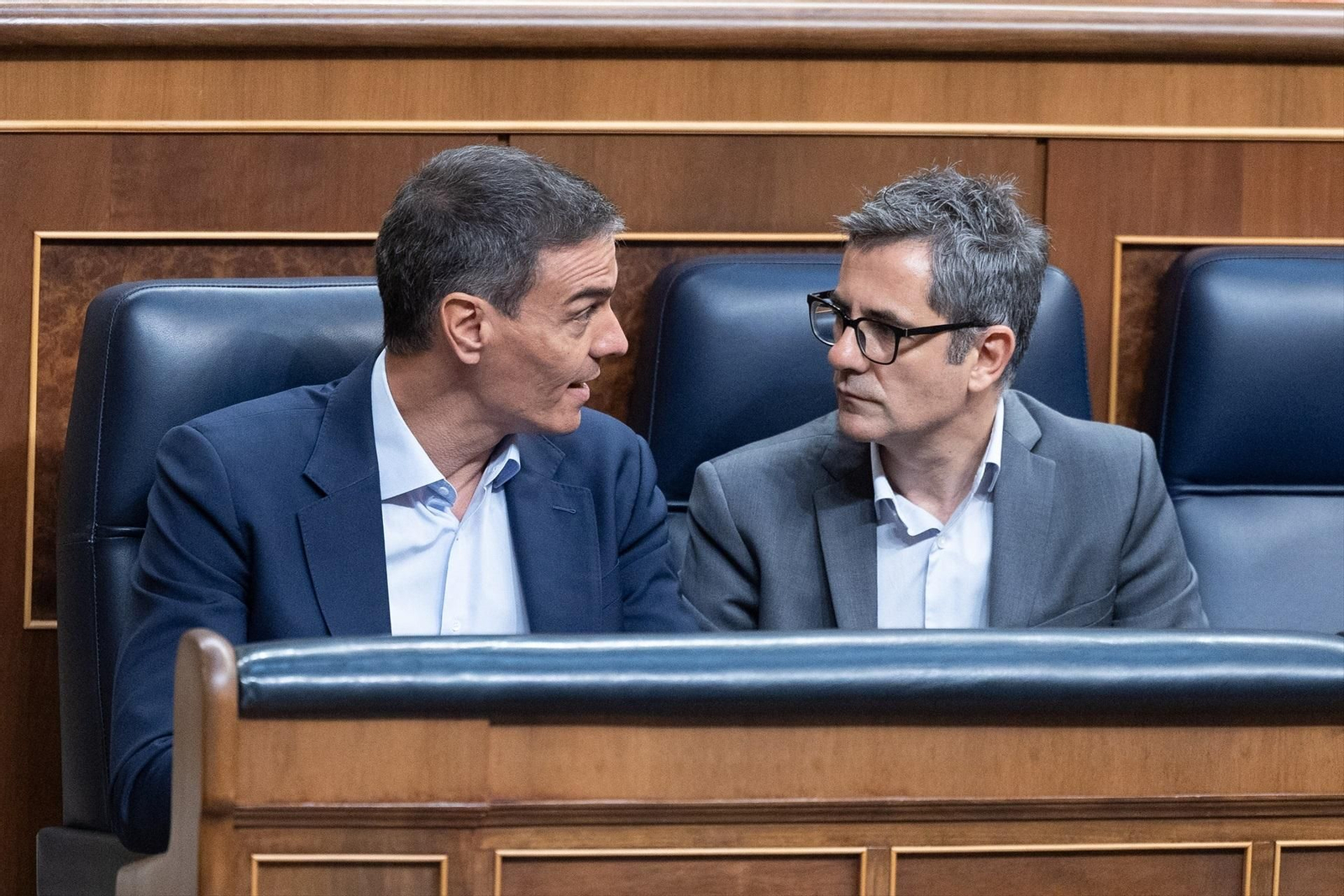 El presidente del Gobierno, Pedro Sánchez, y el ministro de la Presidencia, Félix Bolaños, durante una sesión plenaria en el Congreso de los Diputados.