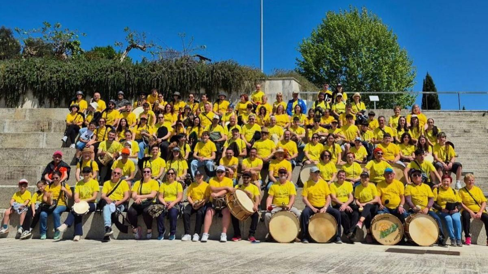 Grupos de música tradicional, amenizan el recorrido de ‘Tradición en Camiño’ con paradas estratégicas.