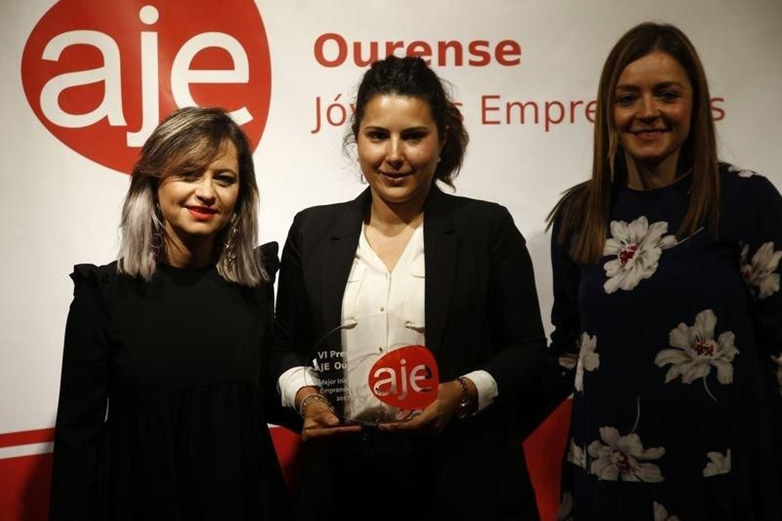 Premio INICIATIVA PRIVADA: recoje Olga Penedo, entregan Begoña Mera y Rosa María.