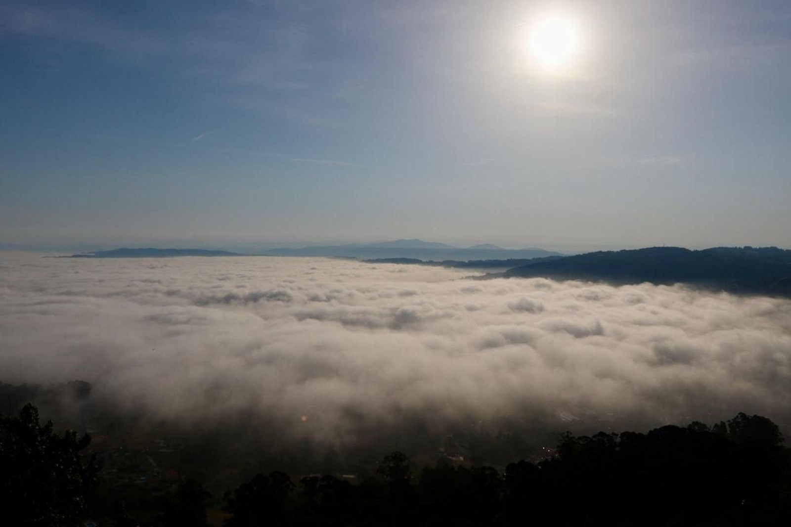 Galería | Un manto de niebla despierta a la Ría de Vigo tras la ola de calor