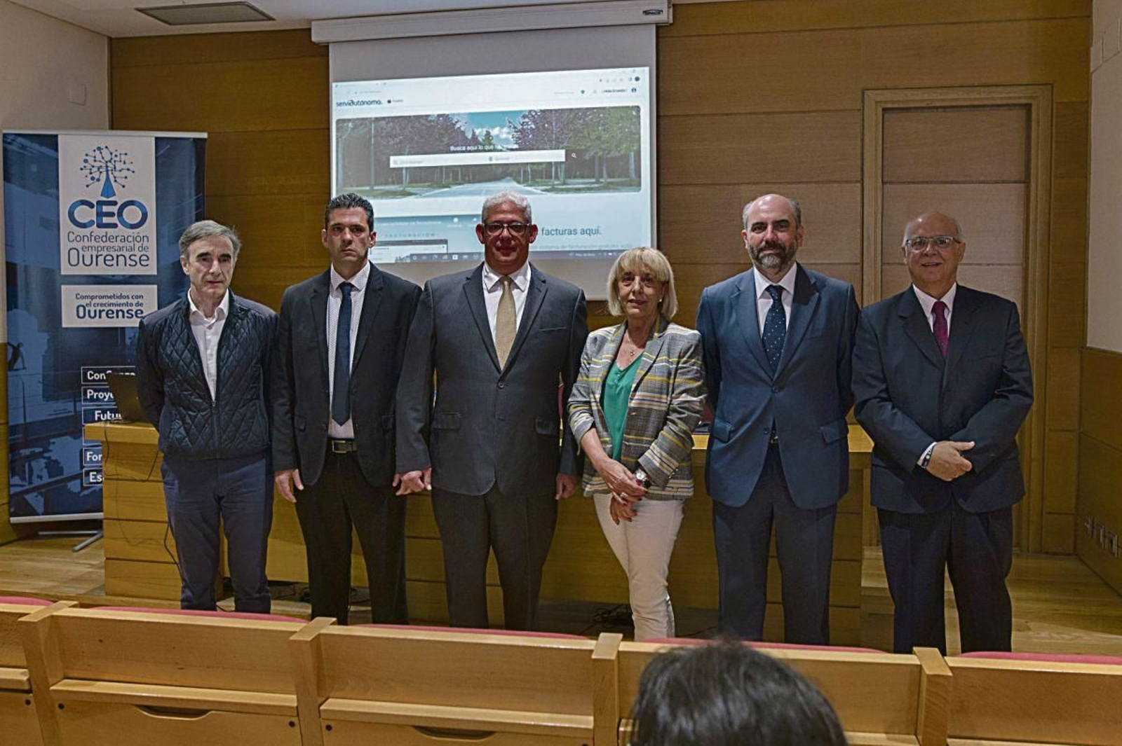 David Martínez, presidente de los autónomos ourensanos;  a la derecha de Marisol Nóvoa, en el sentido de la imagen.