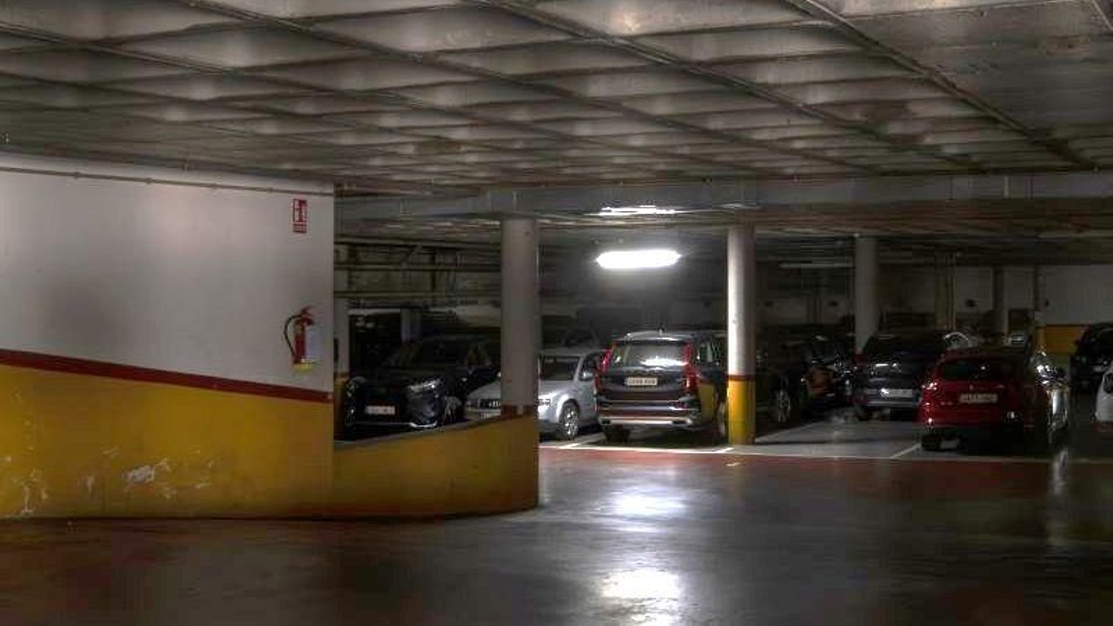 Coches aparcados en el subsuelo de San Antonio.