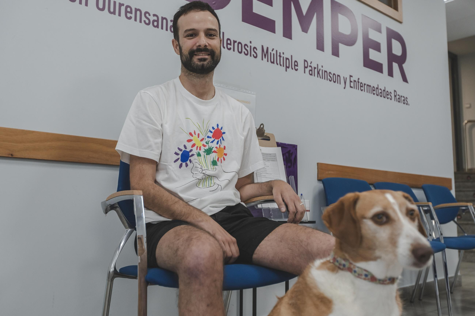 Álvaro Selas acompañado de su perra Silke en la sede de la asociación Aodemper.