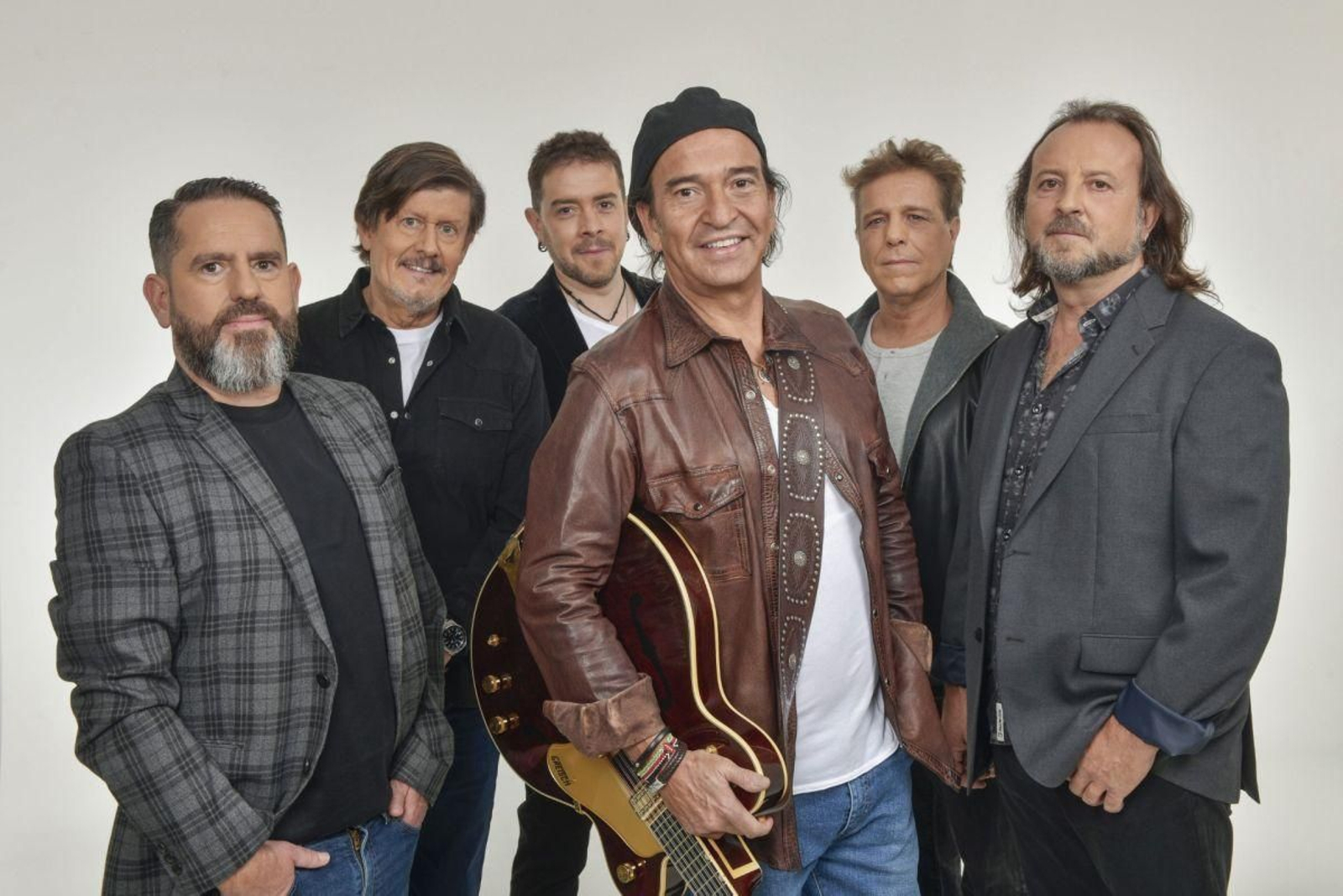 Los componentes de la banda Los Secretos.