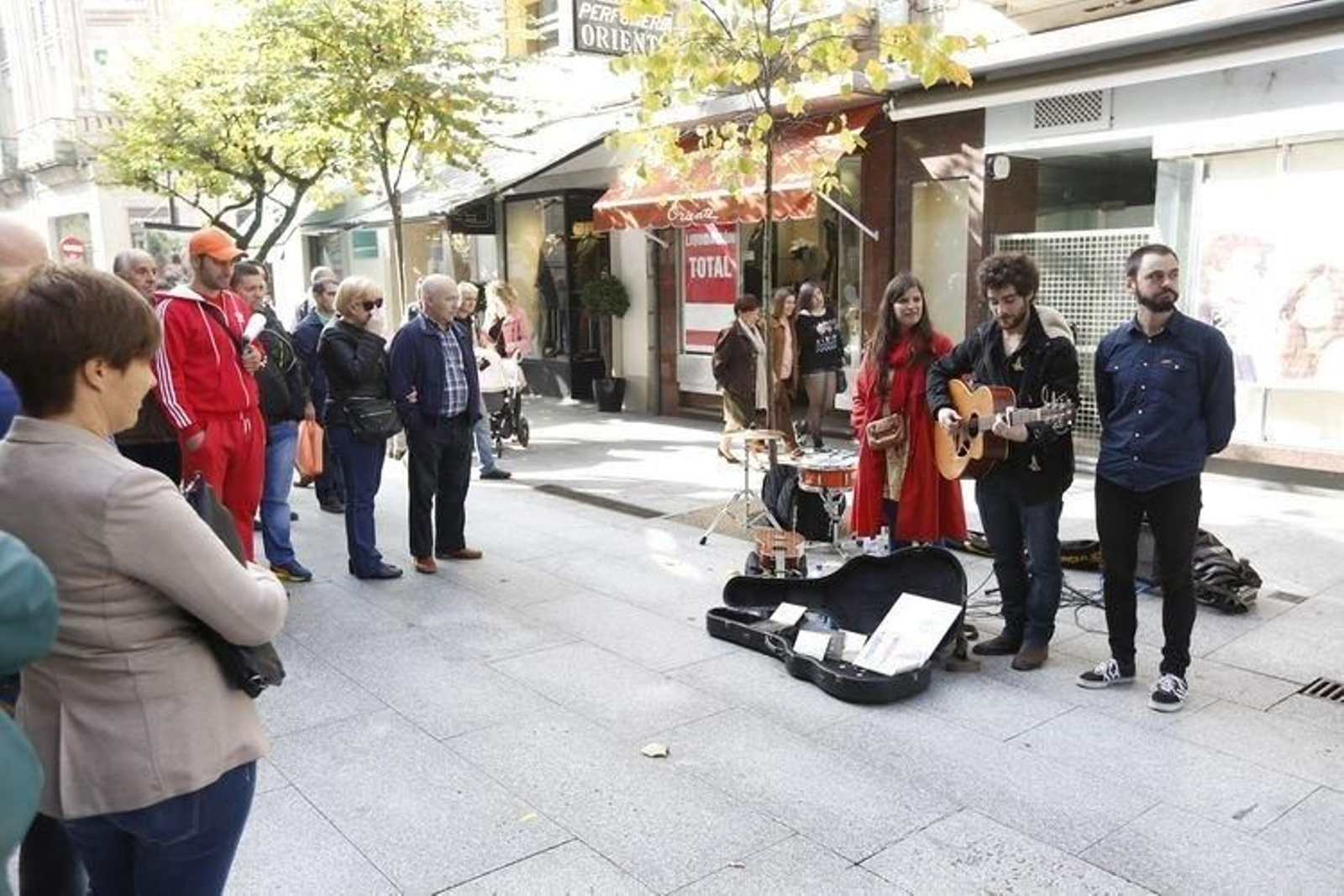 Escuchando Elefantes, el pasado sábado después del aviso de la Policía Local. (XESÚS FARIÑAS)