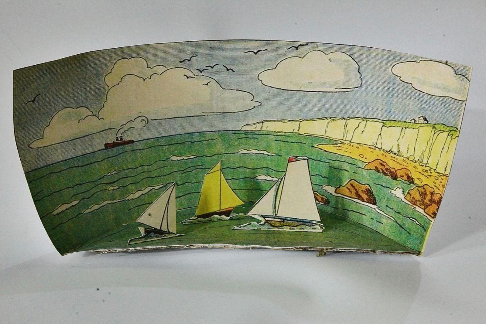 Paisaje marinero. En este caso se supone que las figuras humanas, tan frecuentes en los guioramas, van en los barquitos veleros o en el de vapor visto a lo lejos.