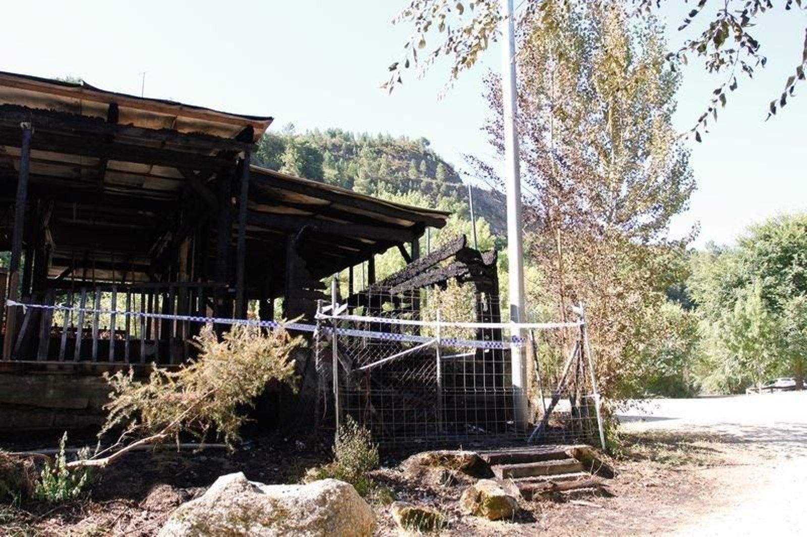 Esquina del complejo hostelero en la que sospechan que se iniciaron las llamas en la madrugada del domingo (A.C).