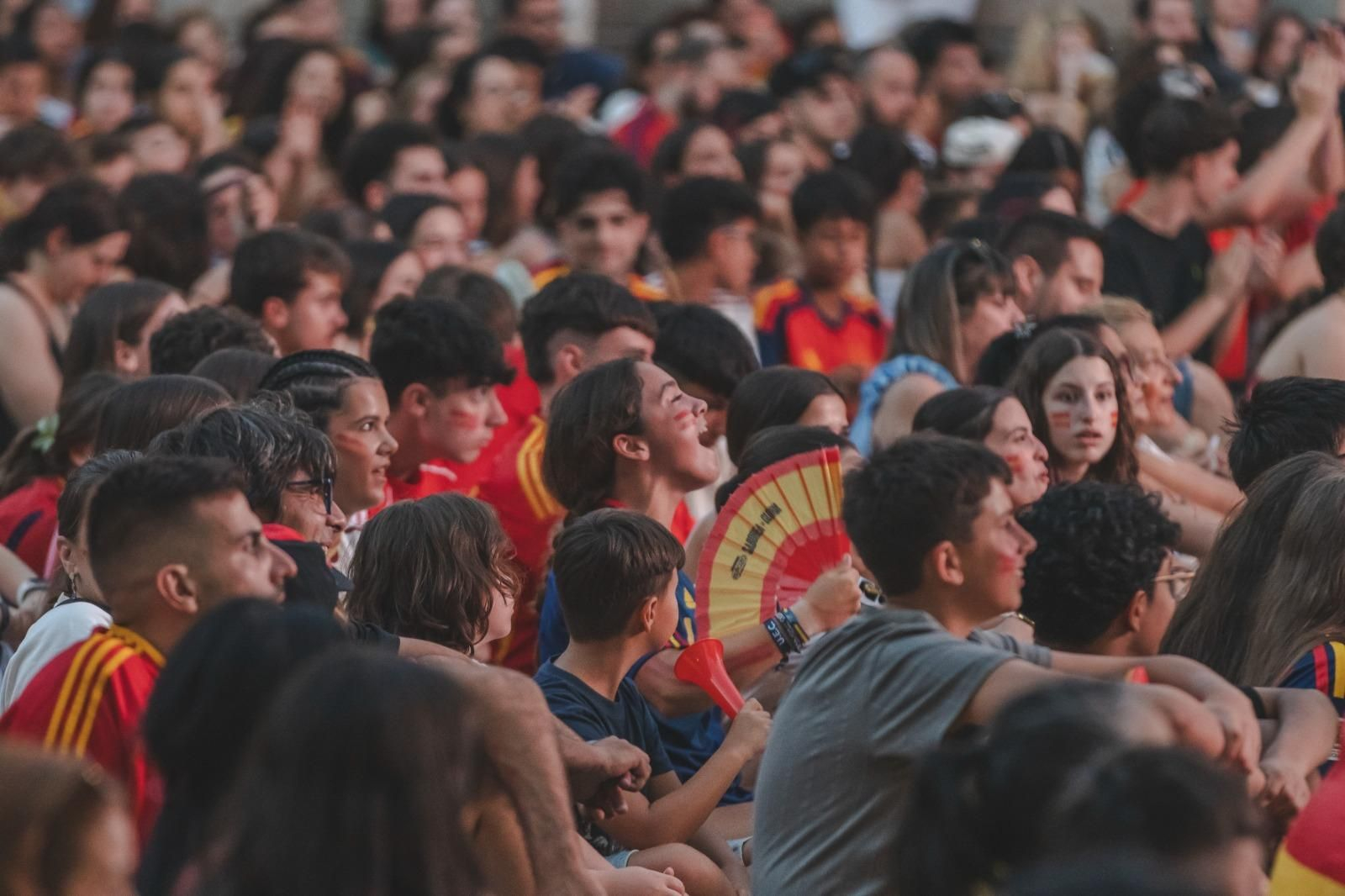 Galería | Camisetas, banderas y las calles de Ourense llenas de emoción por ver a España jugar los cuartos de final, en fotos