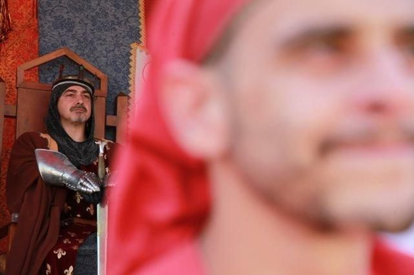 El rey, Don García, sentado en su trono.