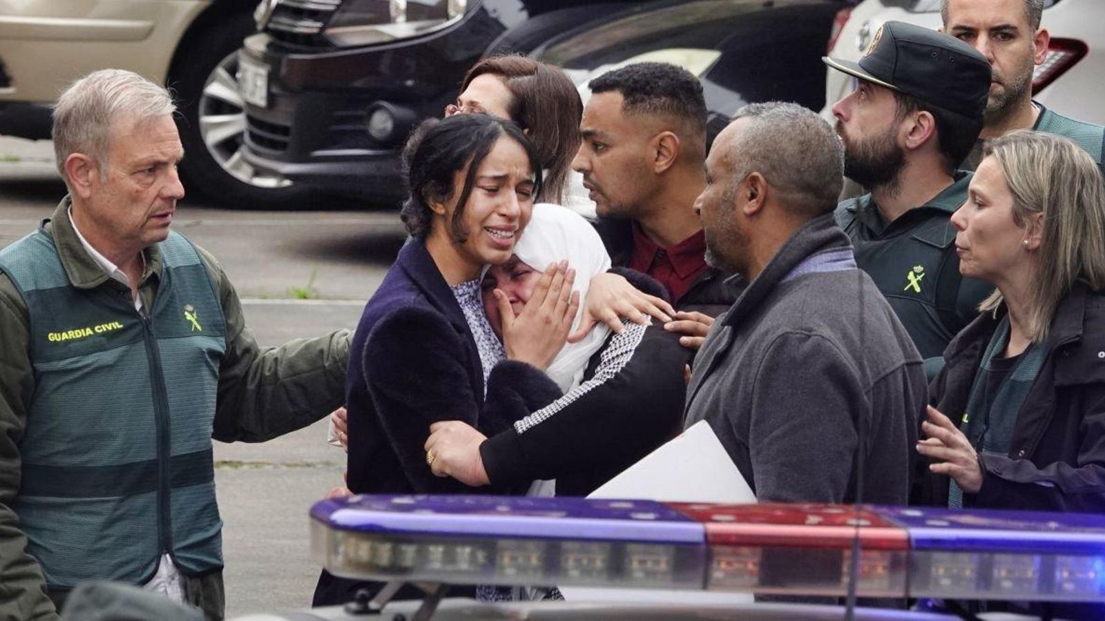 La hermana y la madre de Soufian se abrazan rotas de dolor tras la llegada del detenido a dependencias judiciales.