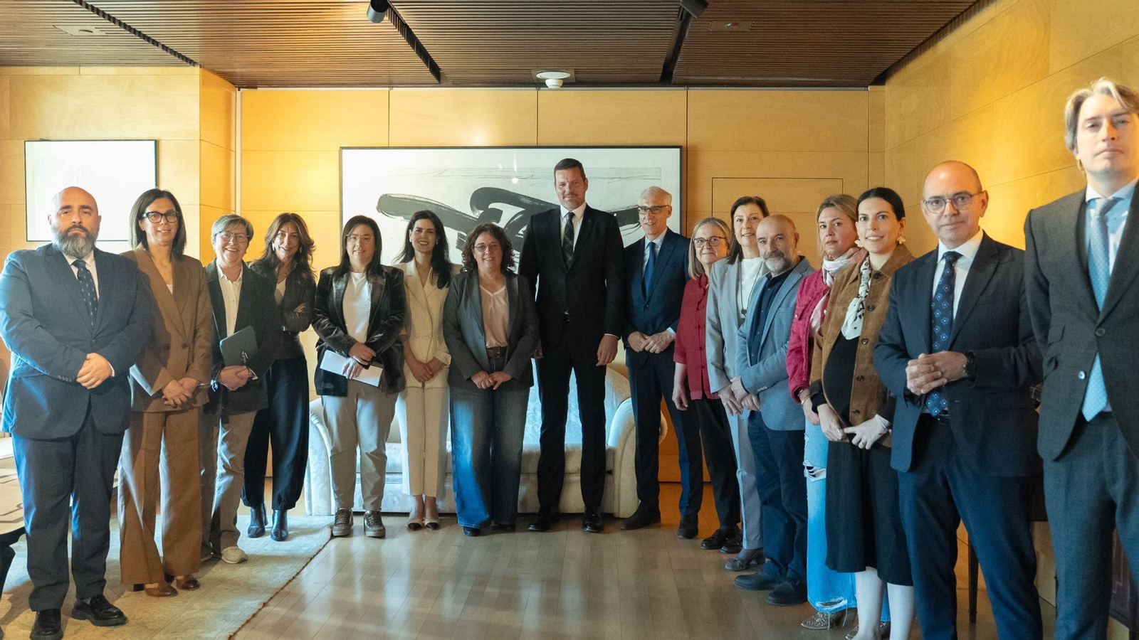 López Campos (centro) con representantes de las fuerzas del Congreso.