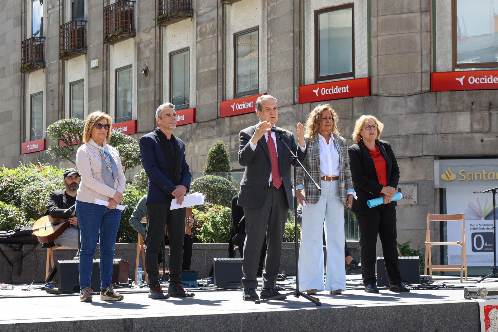 Galería | Begoña Caamaño es homenajeada en la Porta do Sol por las Letras Galegas