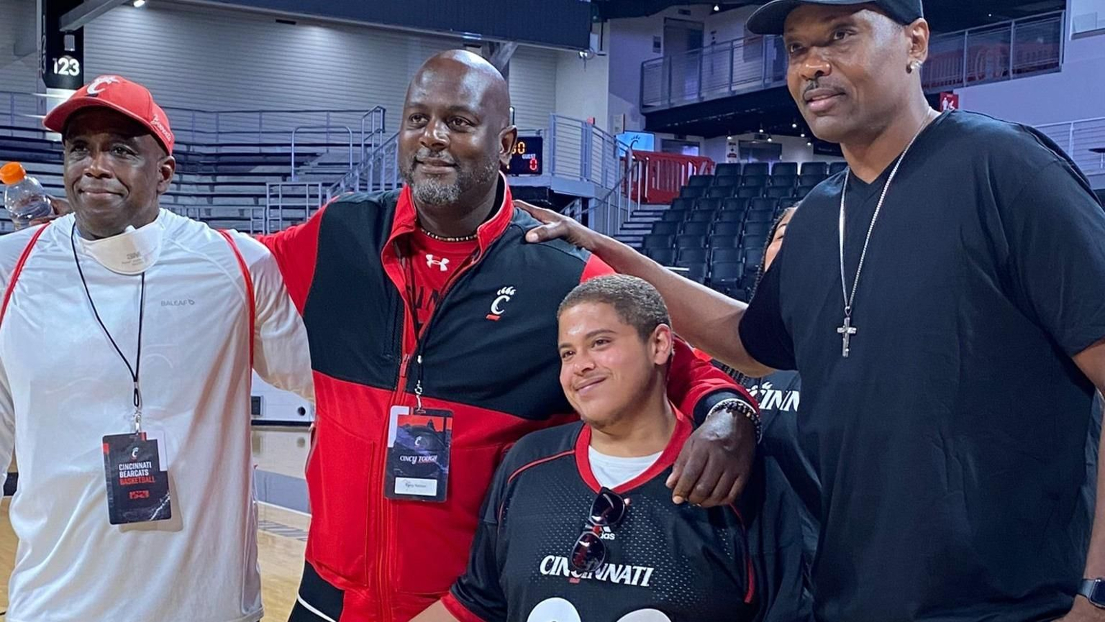 A la izquierda, el exjugador del COB, Herb Jones.