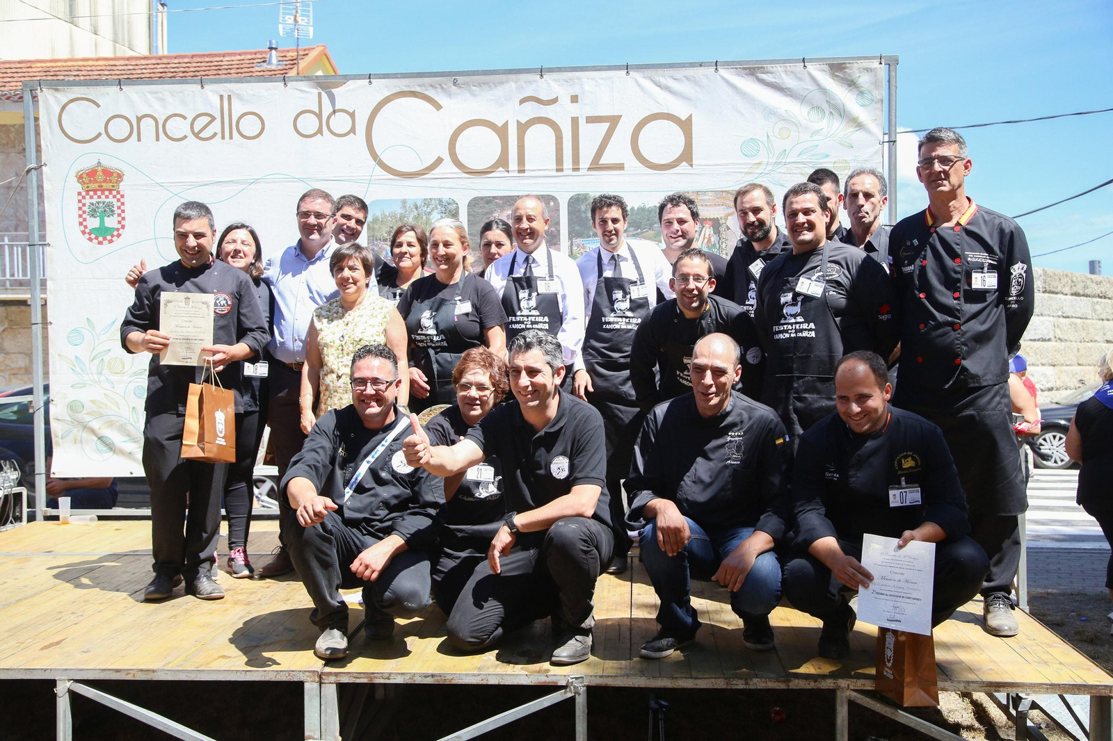 El alcalde, Miguel Domínguez, con los 'cortadores' participantes y premiados en el concurso.