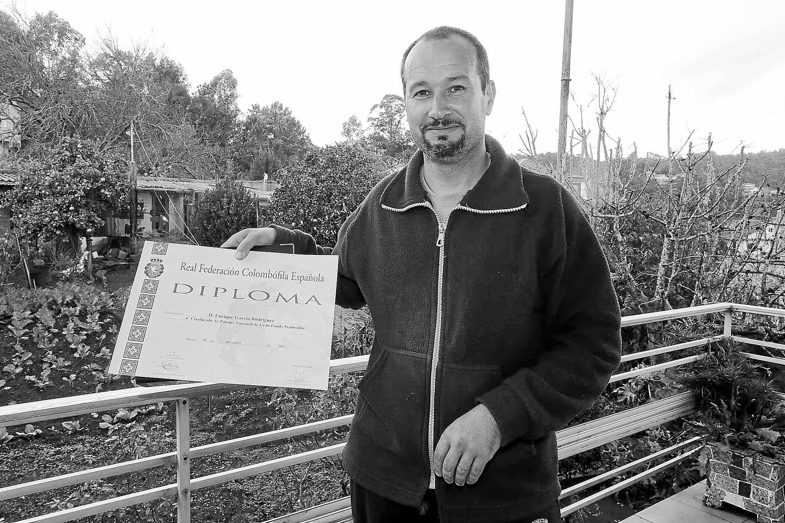 Enrique muestra uno de los diplomas obtenidos en uno de los campeonatos de gran fondo.