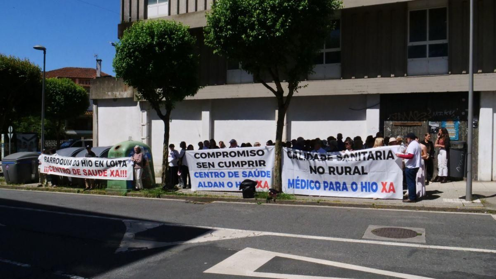 El grupo de vecinos de O Hío, ayer, frente al Parlamento.