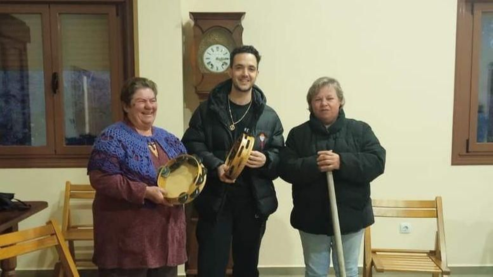 C.Tangana tocando la pandereta con las Pandereteiras de Toutón. // Facebook (Montse Alvariño Barcia)