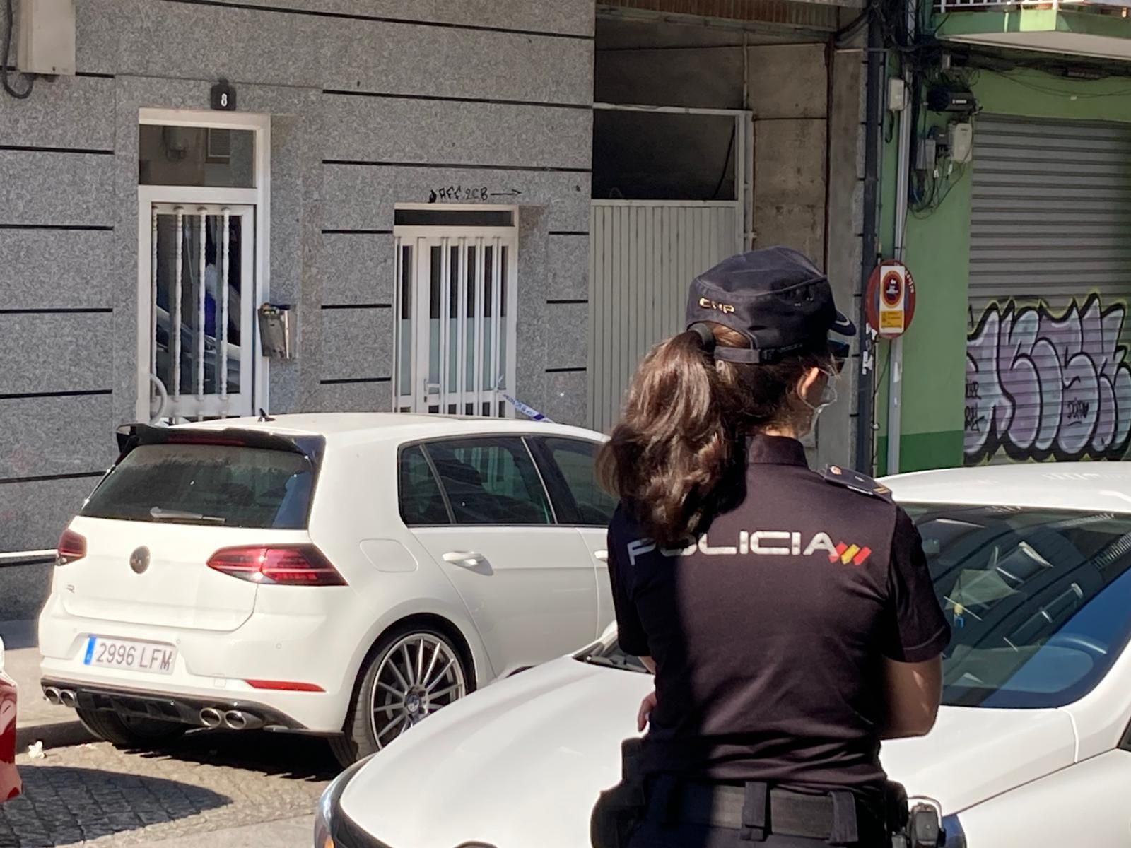 La Policía Nacional frente al edificio donde sucedieron los hechos