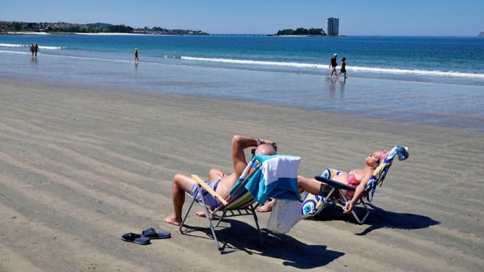 Mayo, con aspecto totalmente veraniego a casi 30 grados tomando el sol en la playa.