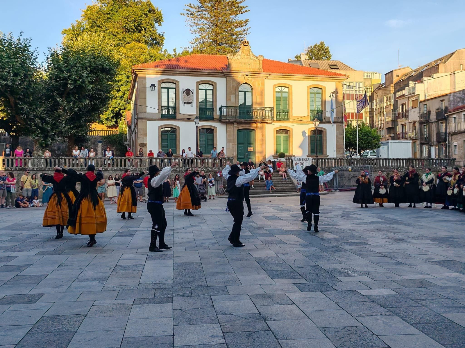 Los integrantes de la agrupación Cantigas e Agarimos durante una actuación el pasado verano.