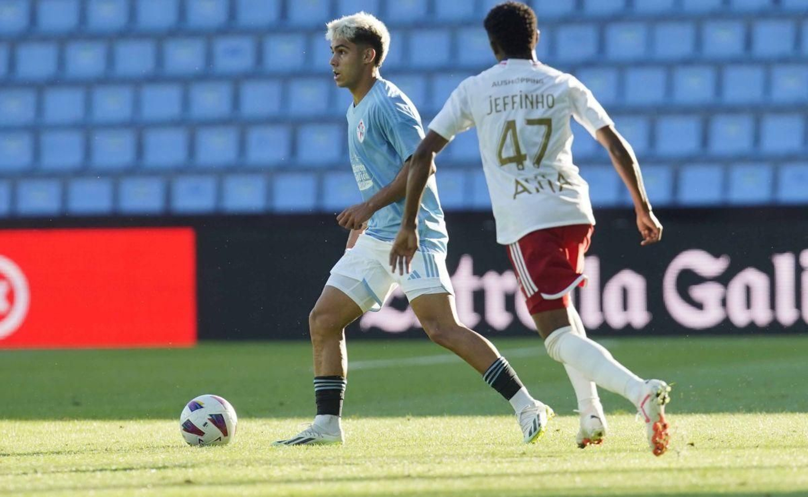 Hugo Sotelo, con el balón, trata de evitar la presión de Jeffinho, del Olympique de Lyon.
