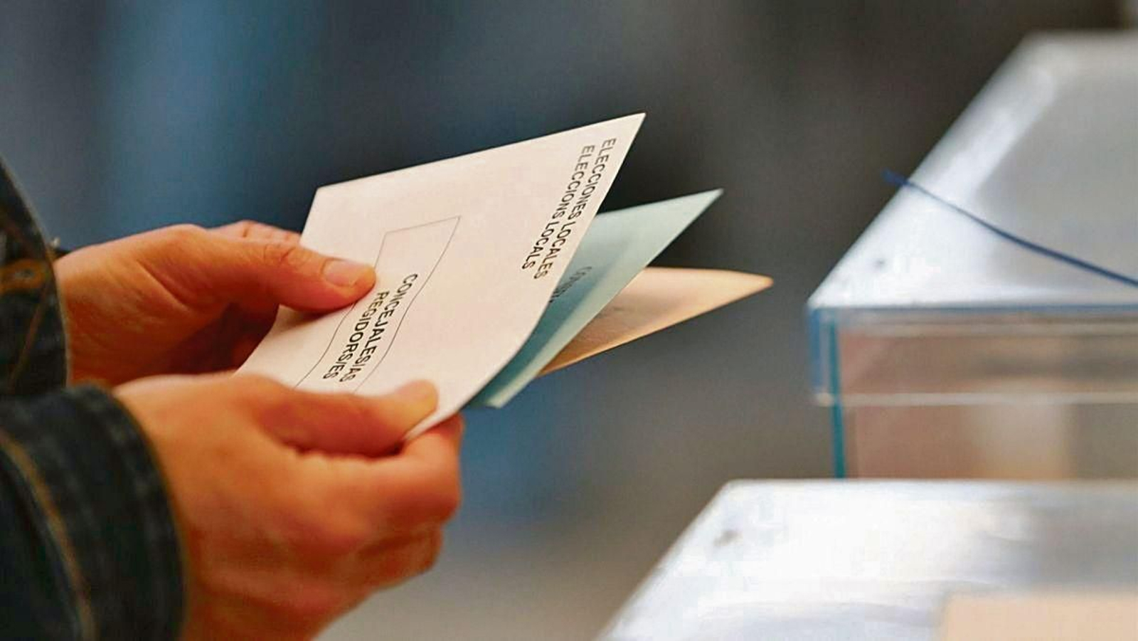 Una persona sostiene papeletas electorales frente a las urnas, el 28 de mayo de 2023.
