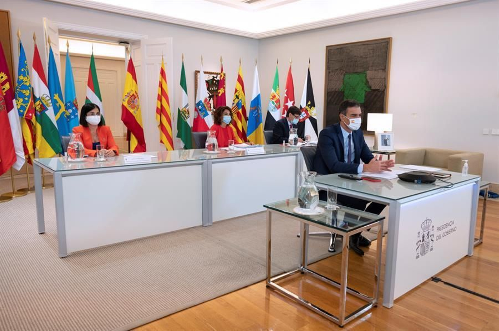 El presidente del Gobierno, Pedro Sánchez (d), durante la reunión con la Conferencia de Presidentes Autonómicos.