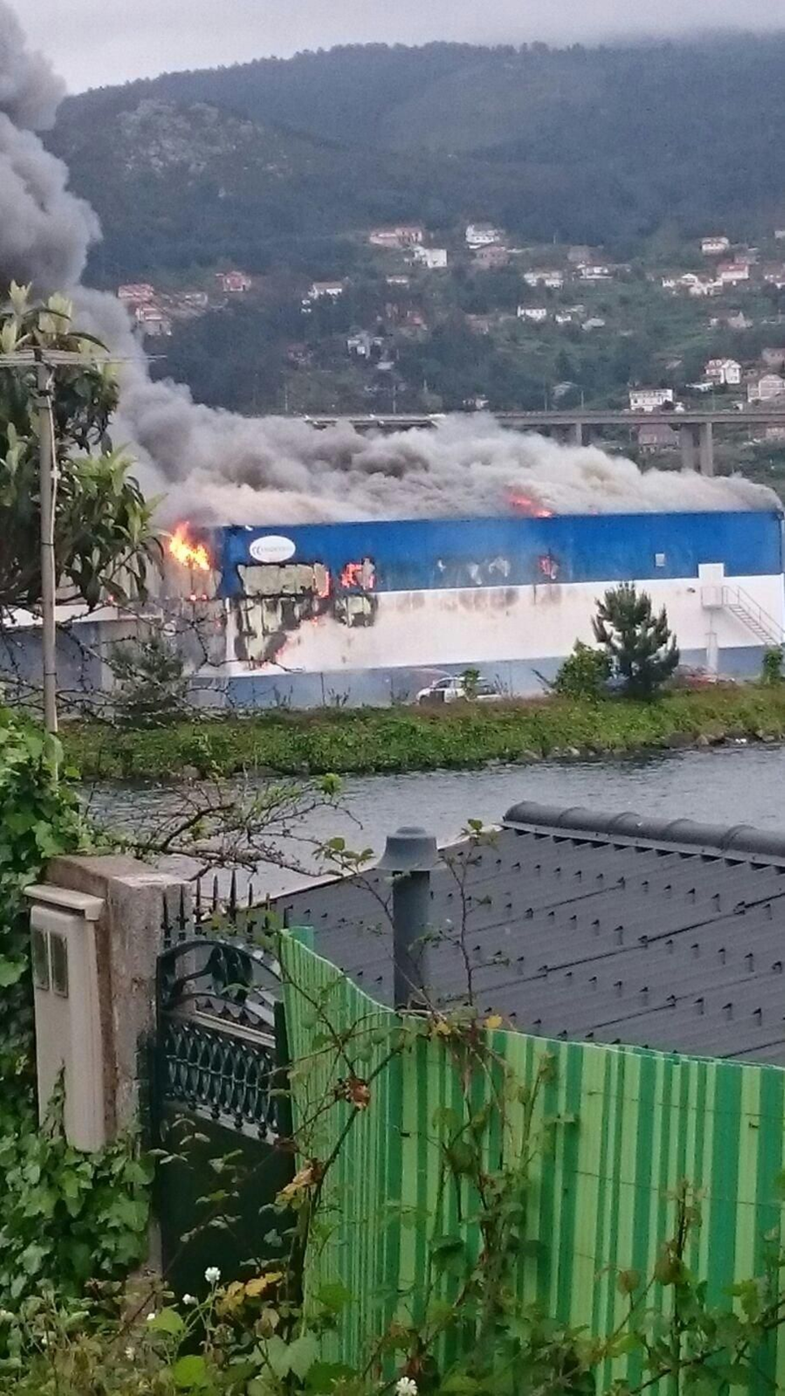 Gran incendio en la factoría Fandicosta de Domaio // Dpto. Fotografía Atlántico