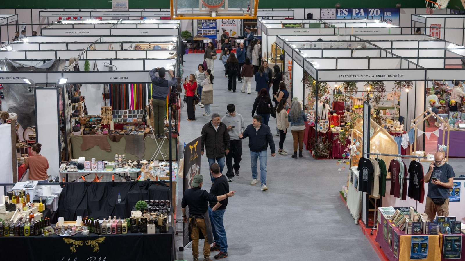 Público asistente á Feira do Lázaro da semana pasada.