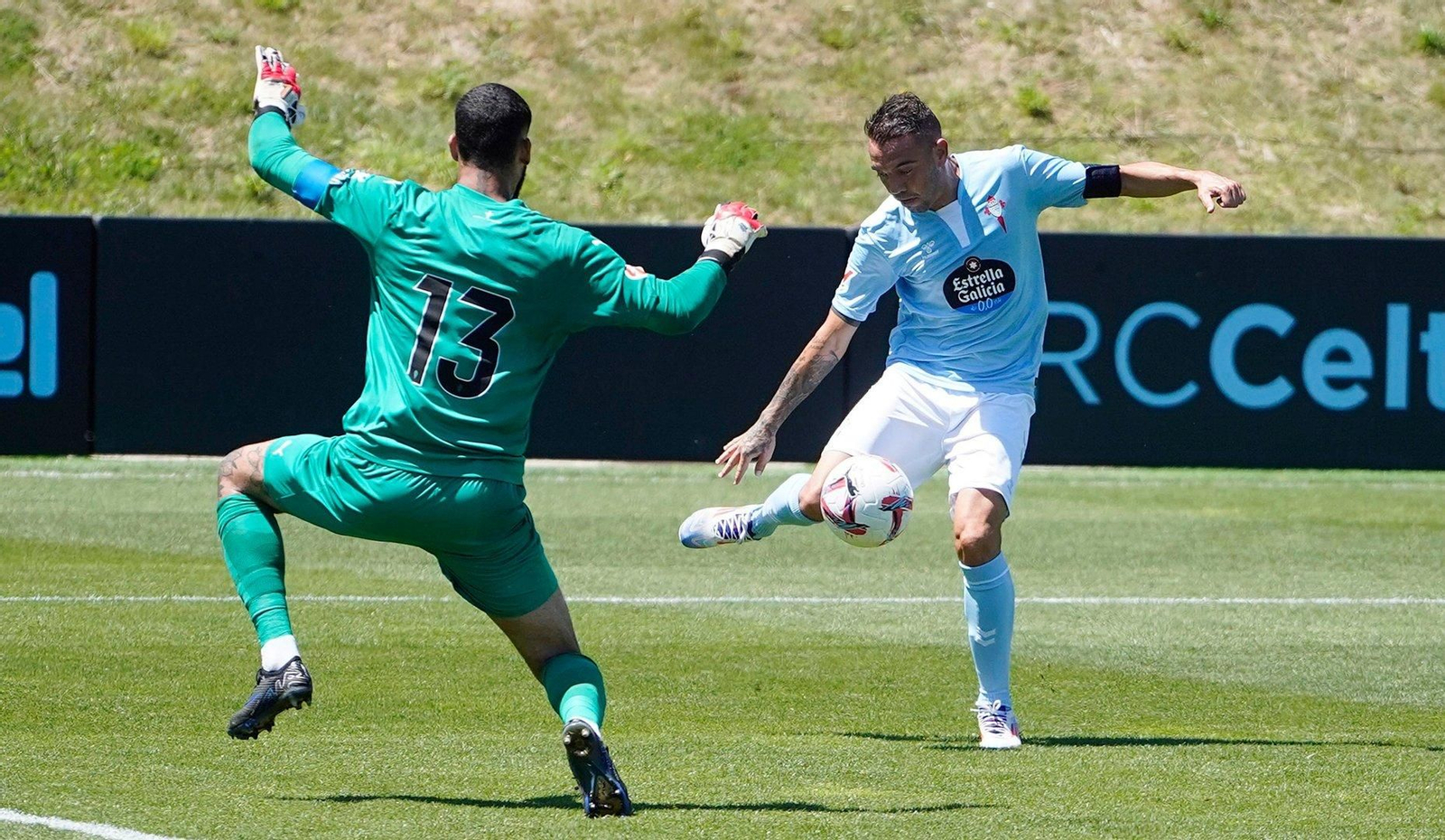 Aspas pasa el balón delante del portero del Sporting. // J.V. Landín