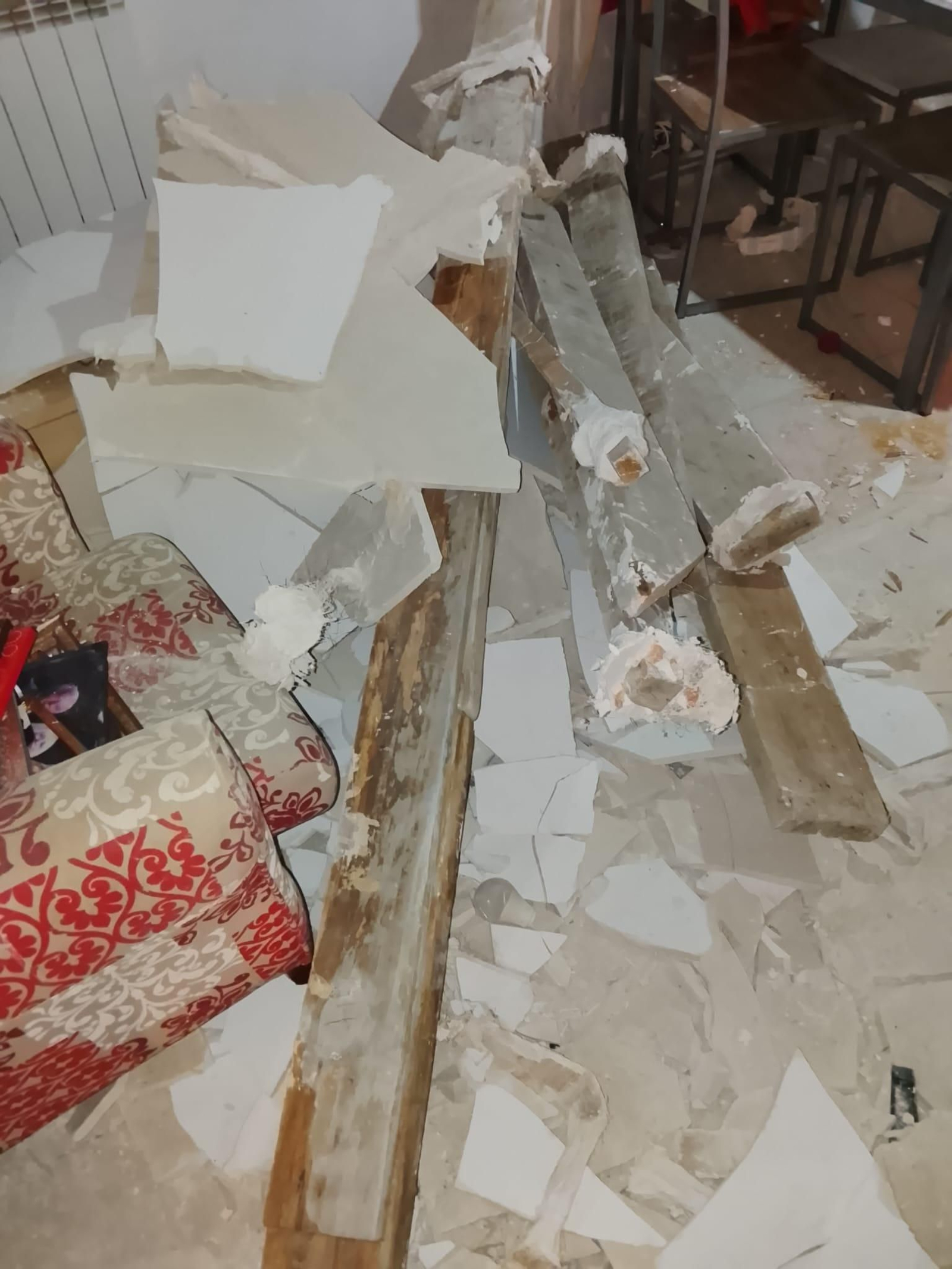 Galería | Así quedó el piso de la señora de A Valenzá que se salvó por segundos del derrumbe