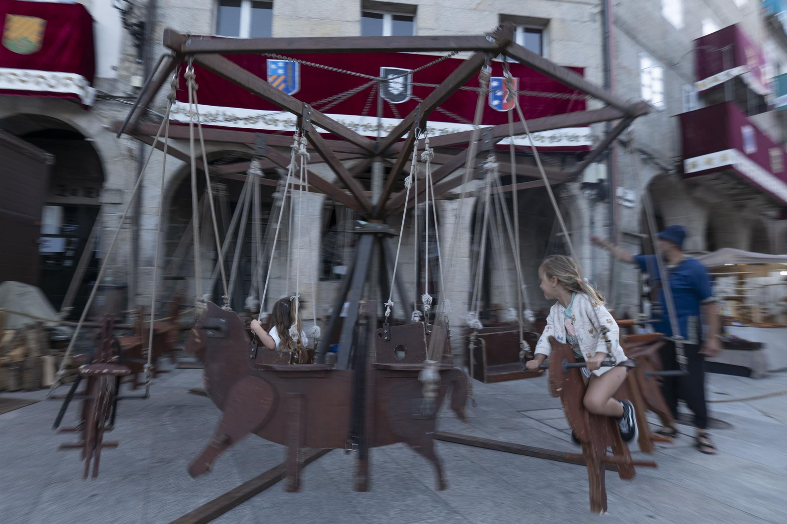 Galería | Reyes, clero, doncellas y caballeros desfilan por las calles de Ribadavia en la Festa da Istoria