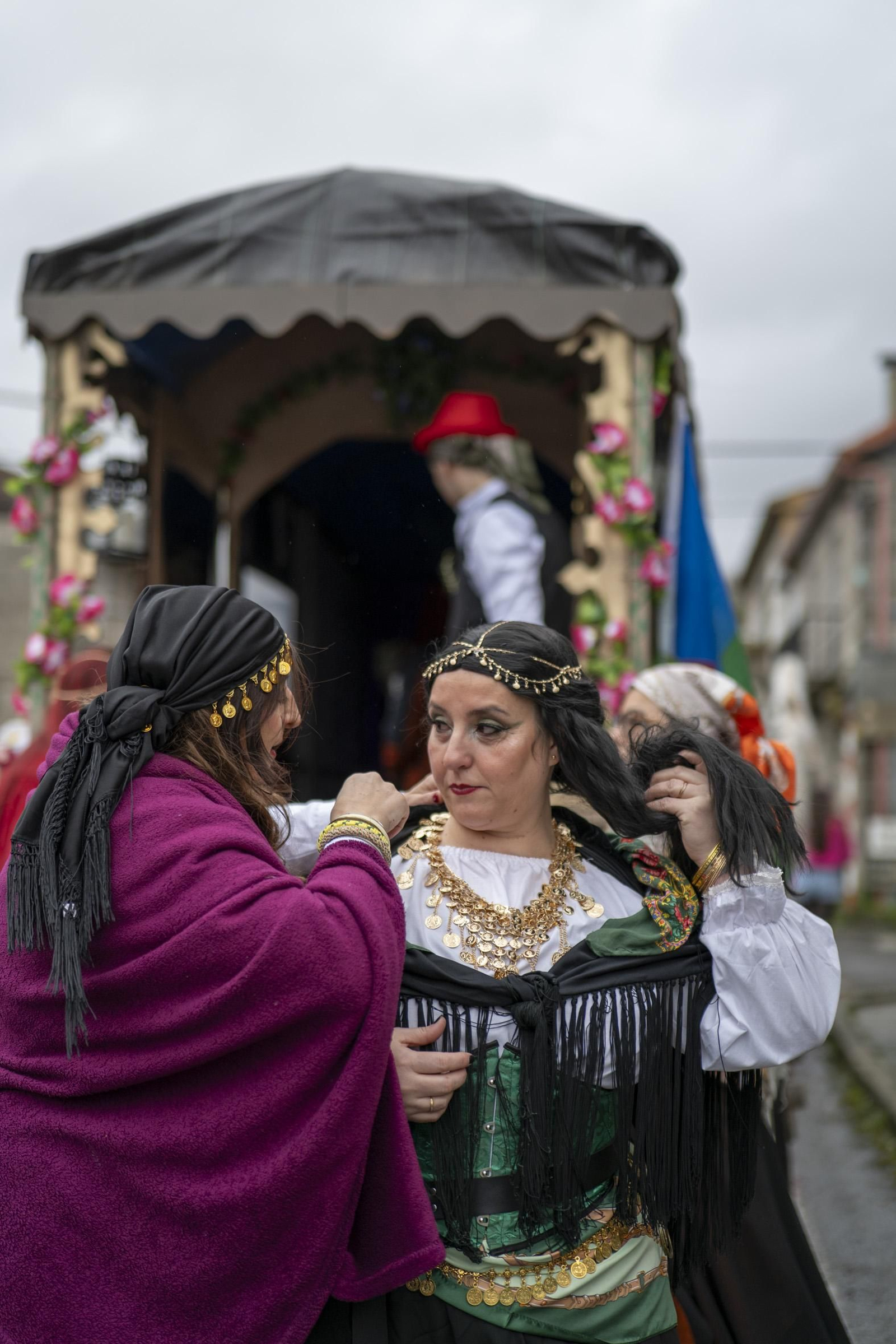 Galería | El Entroido itinerante de Parada de Amoeiro lleva la diversión por bandera