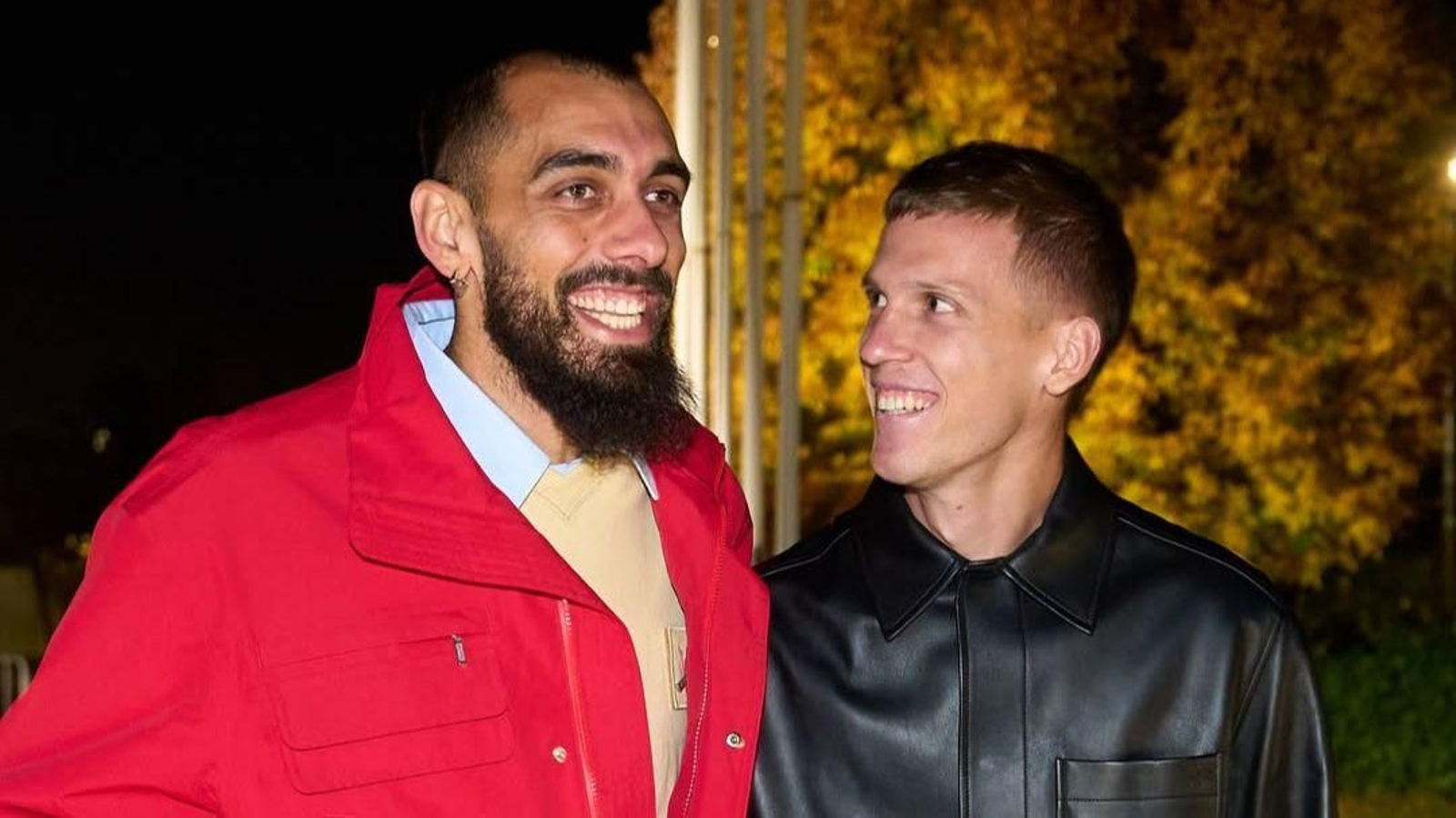 Borja Iglesias y el barcelonista Dani Olmo bromean a su llegada ayer a Las Rozas.