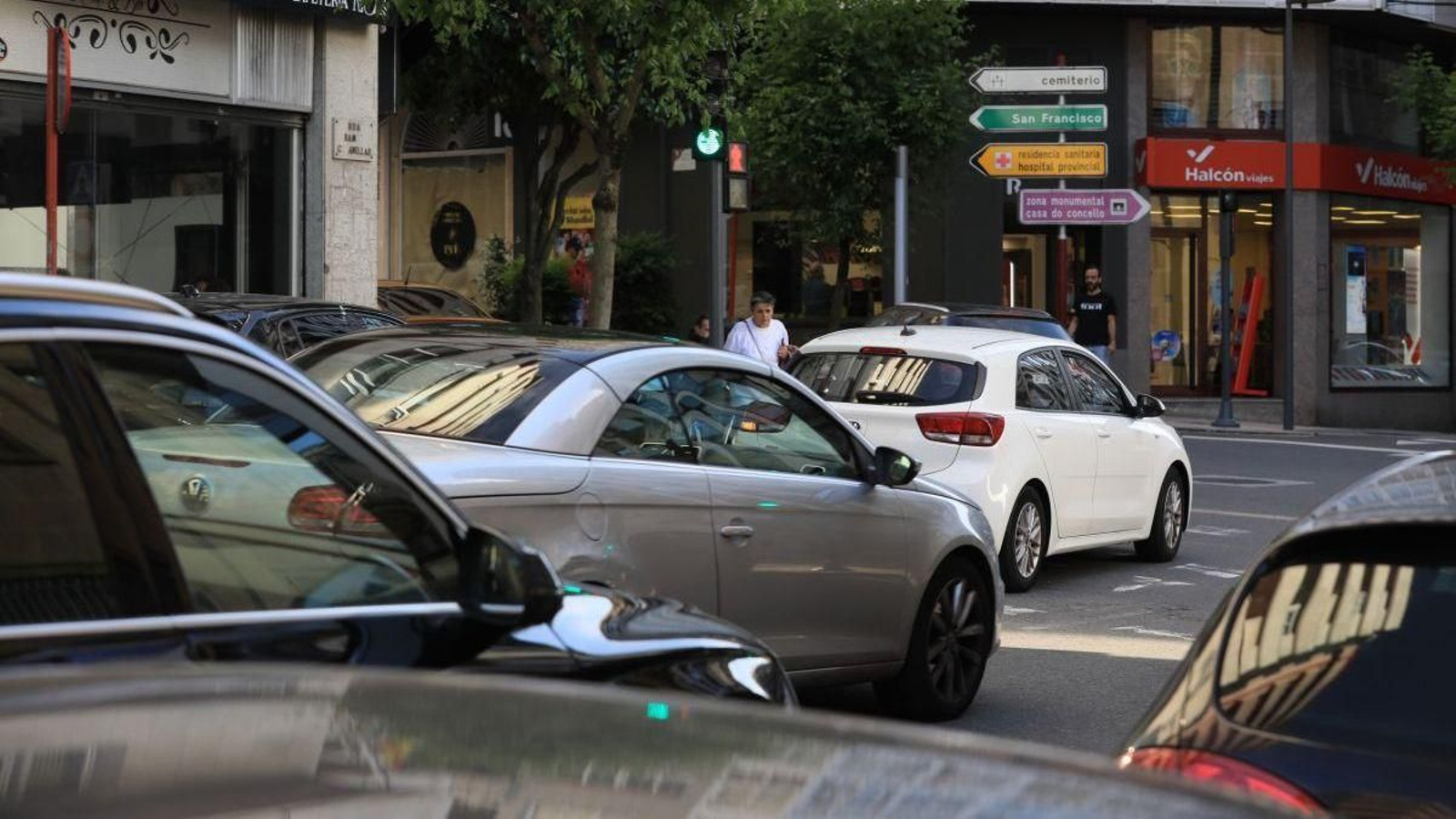 El gobierno local asume que no hay tiempo para cumplir los plazos de la ZBE. En la imagen, un tramo de Ramón Cabanillas.