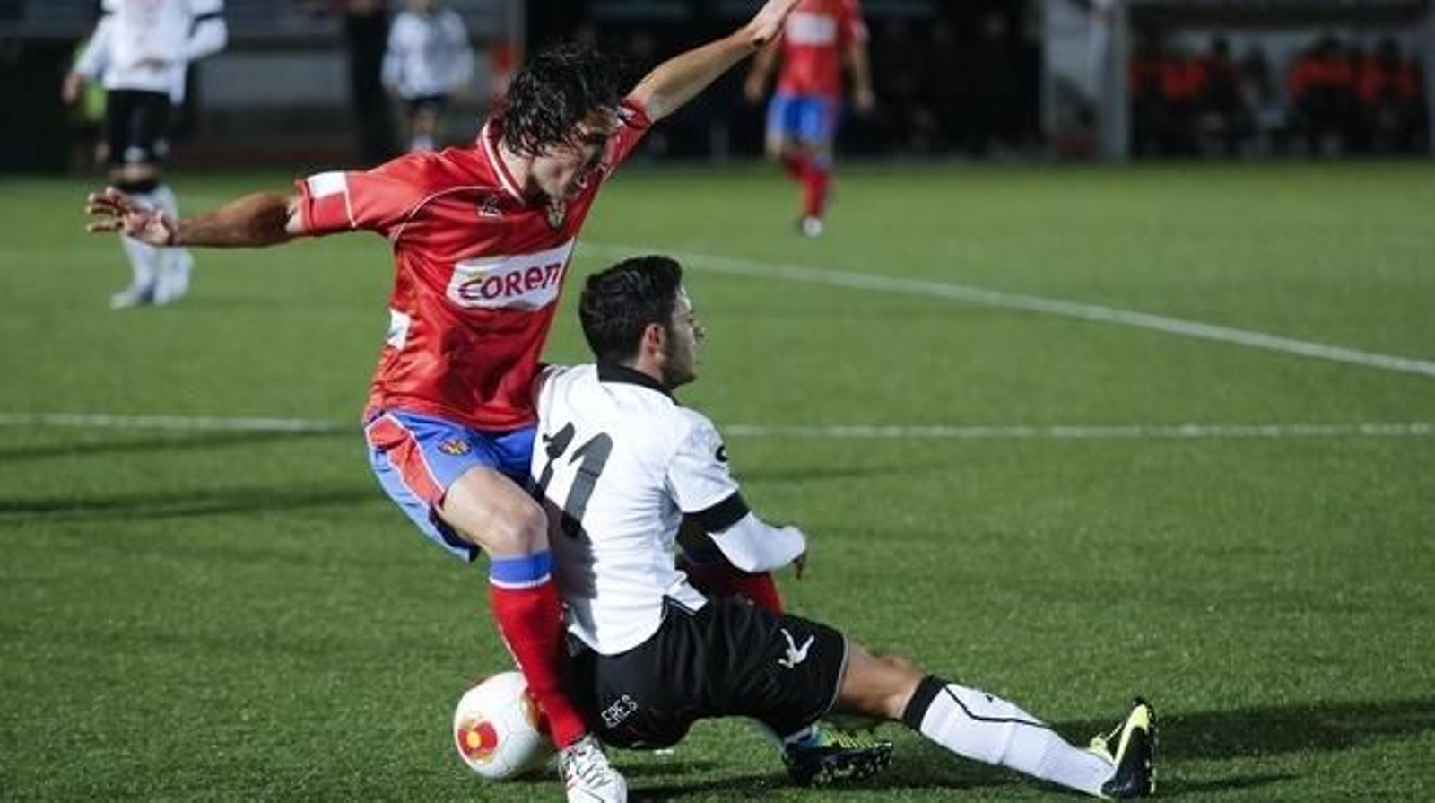 Adrián Cruz presiona a un jugador del Caudal en el partido de octubre