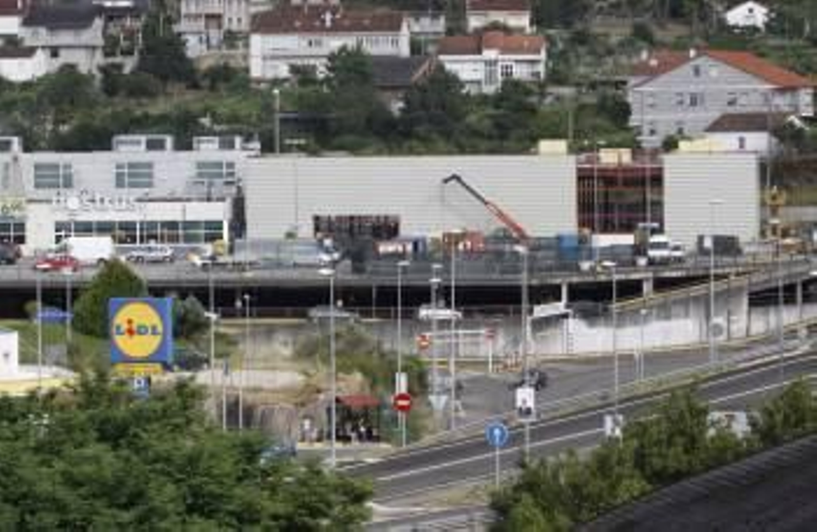 Obras de construccion de la nave en la que se instalarán la firma de moda Kiabi y la cadena de artículos deportivos Sprinter (Foto: Xesús Fariñas)