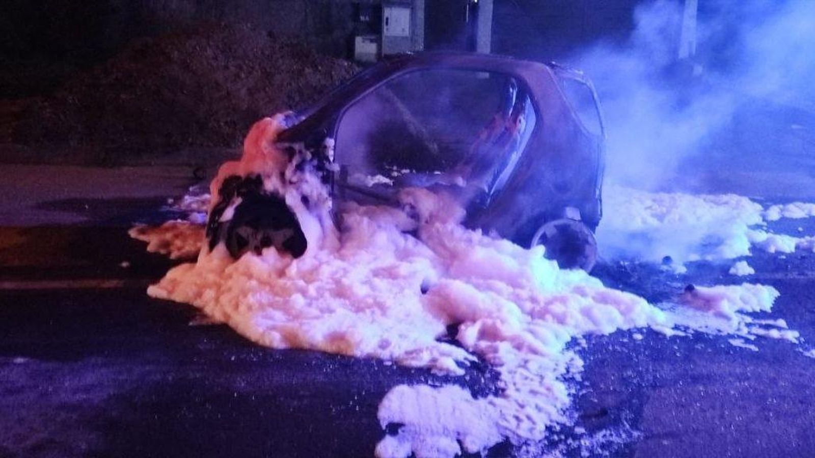 El vehículo, ya con las llamas apagadas.