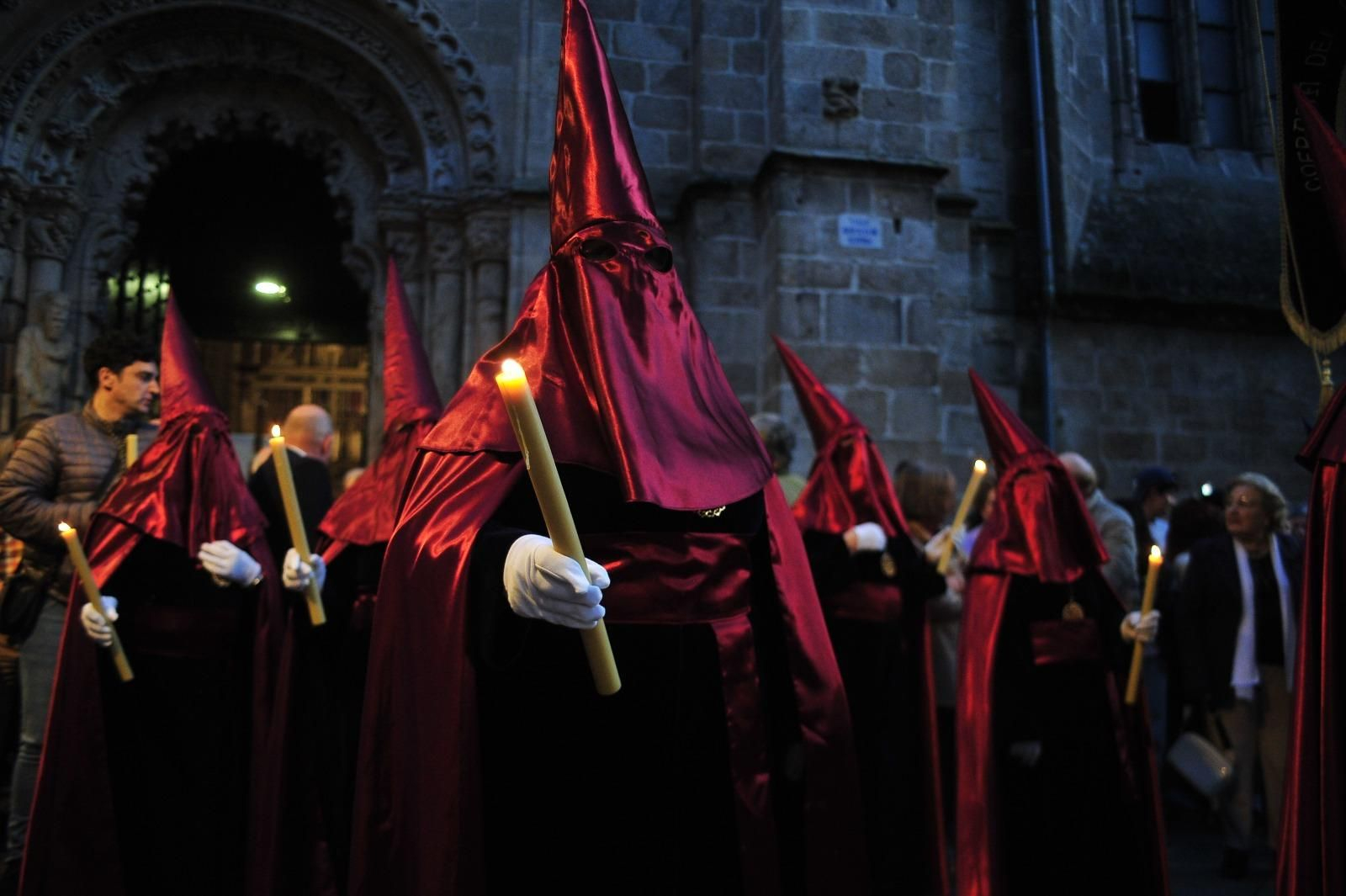 El cierre de la procesión en la Catedral puso fin a una noche solemne.