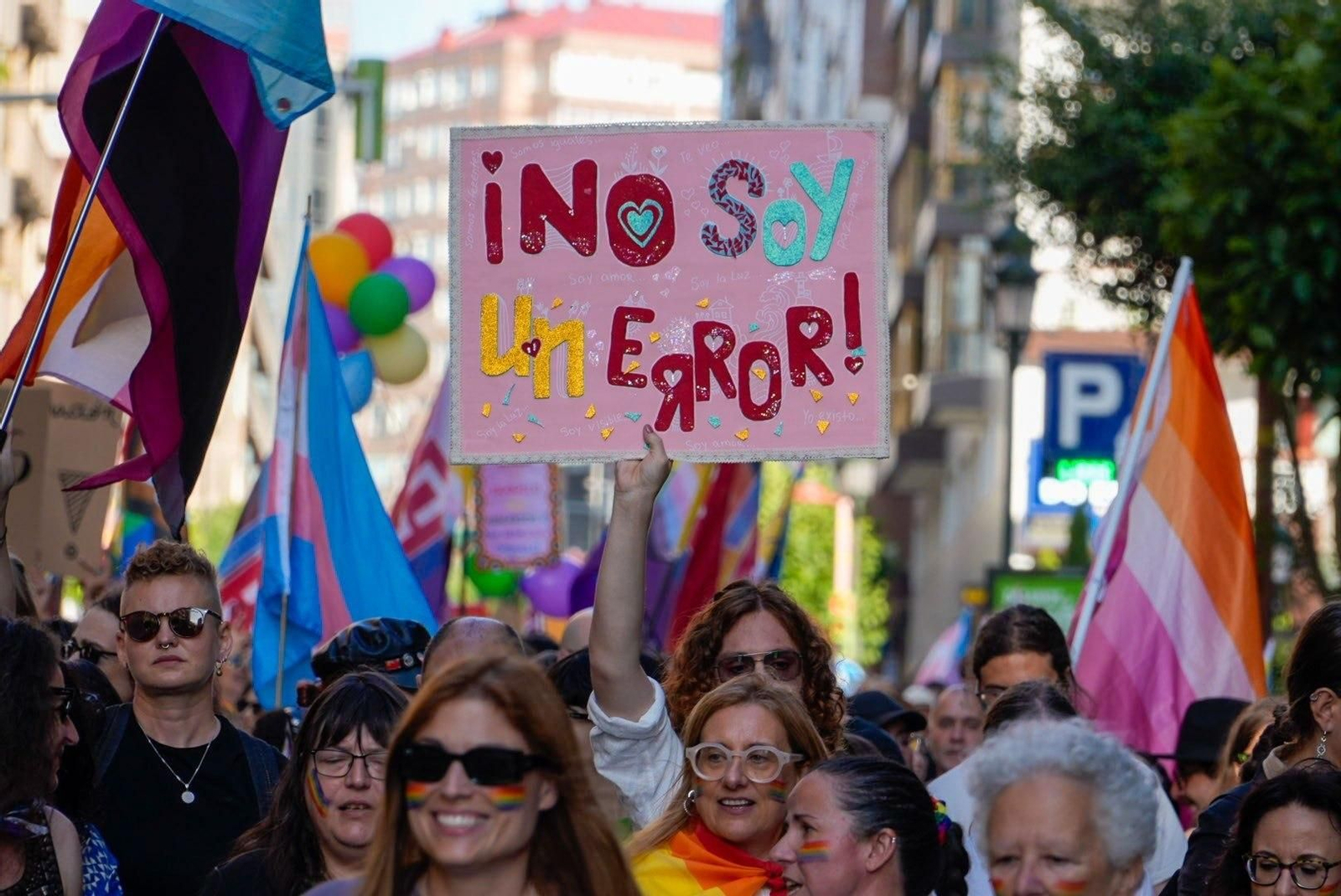 Galería | Una marea multicolor inunda las calles de Vigo por el Día del Orgullo LGTBIQ+