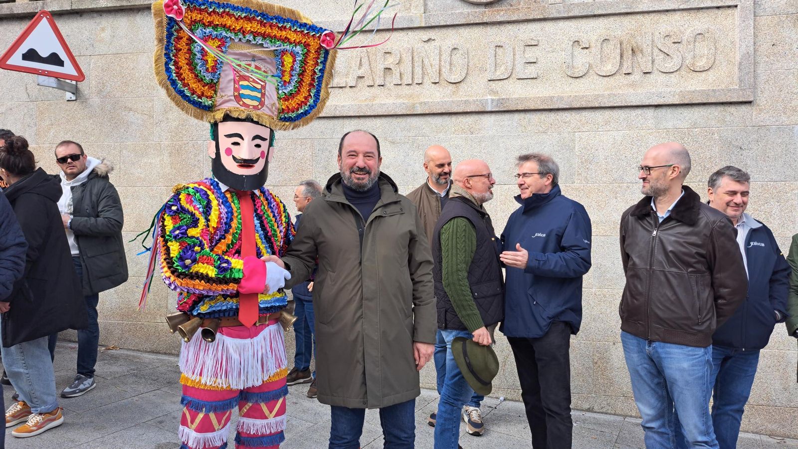 El director de Turismo de Galicia, Xosé Merelles, participa en el desfile de folións del Carnaval tradicional de Vilariño de Conso y posteriormente, en la XXXVi Fiesta del Cabrito.