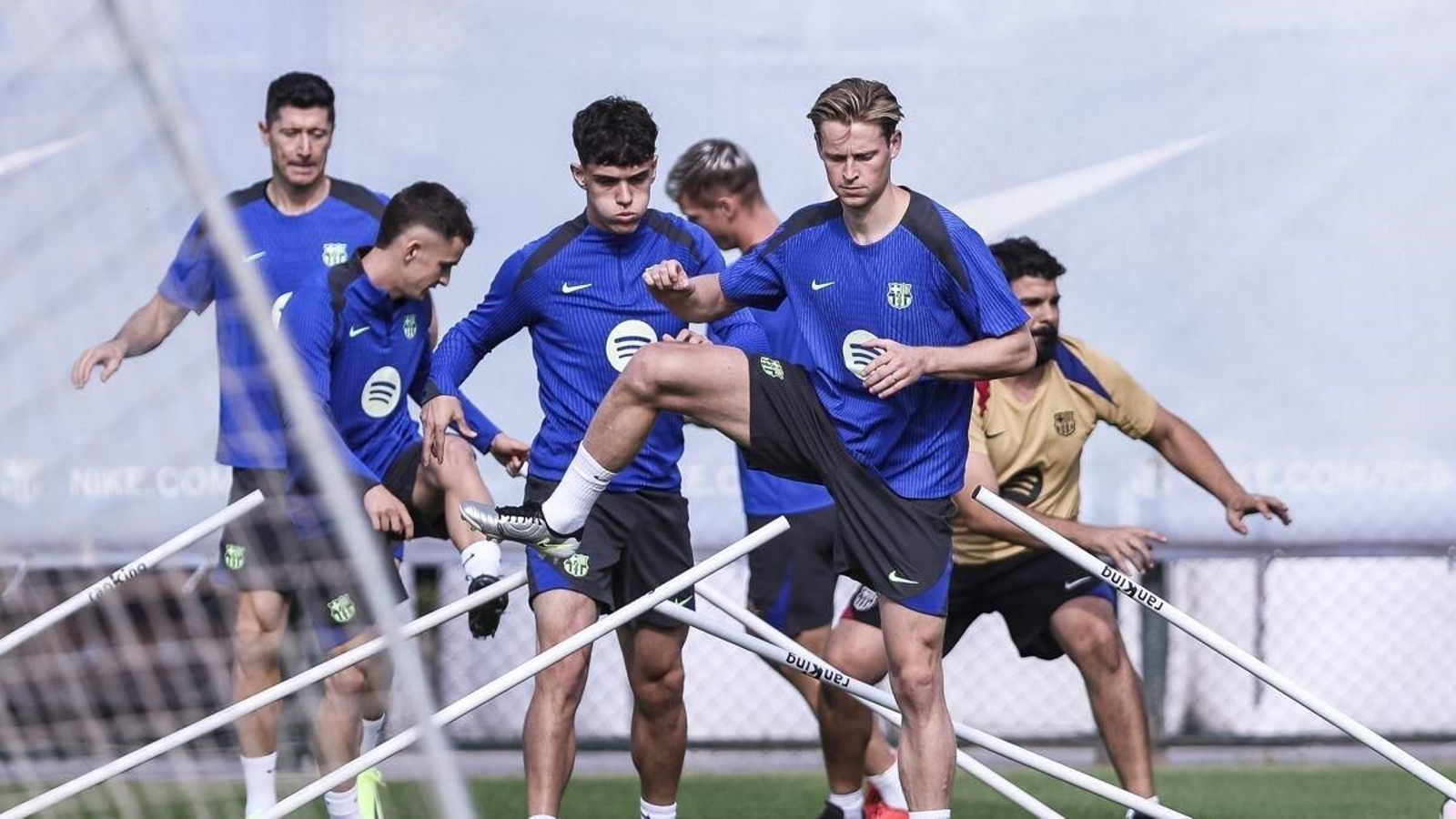 Frenkie de Jong, en primer plano, en el entrenamiento del Barça ayer en su ciudad deportiva.
