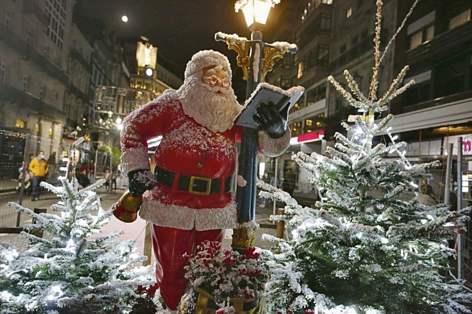 Un Papá Noel en Vigo con motivo de la decoración navideña de la ciudad.