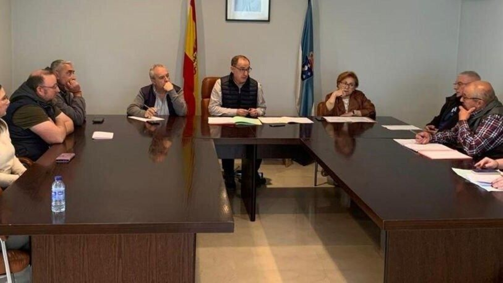La Corporación municipal de Arnoia, presidida por el alcalde Rodrigo Aparicio, en el pleno de los presupuestos.
