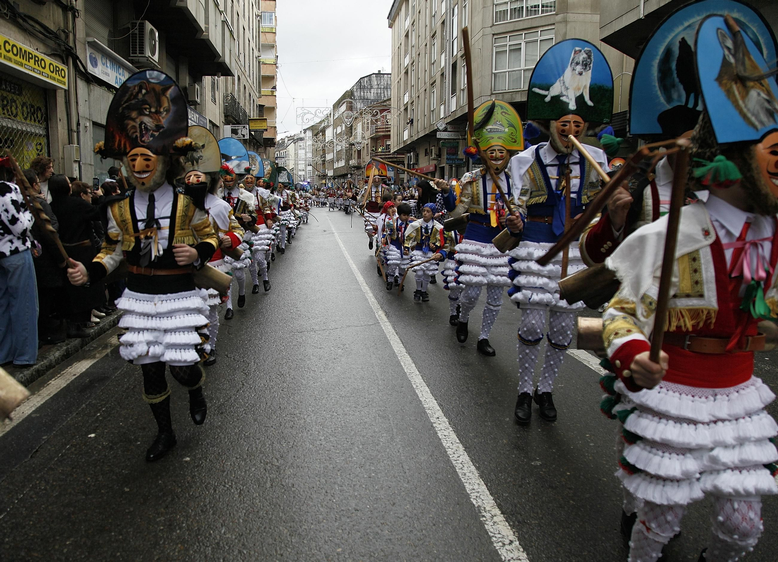 Galería | Música, color y tradición con las llegada de los Cigarróns a Verín durante el Domingo de Corredoiro
