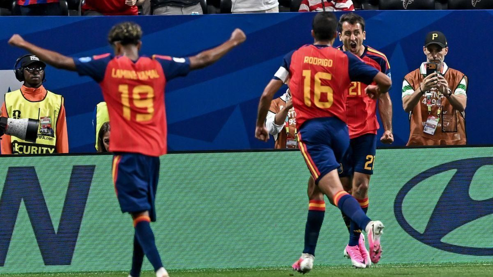 El delantero de la selección española Mikel Oyarzabal celebra con rabia uno de los goles que marcó ante Arabia Saudí.