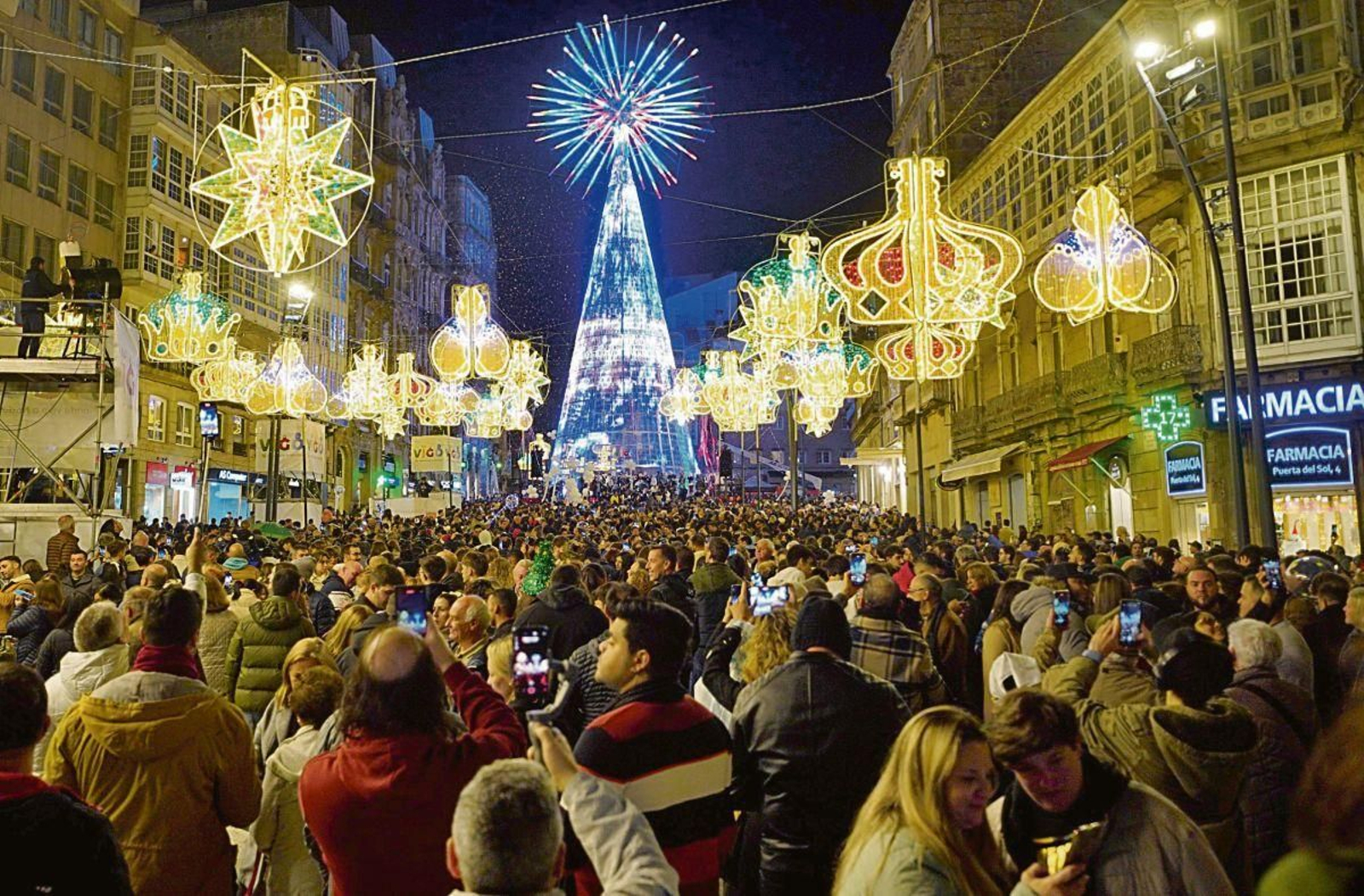 Porta do Sol repleta de gente contemplando el árbol de Navidad, que destaca por su gran estrella.