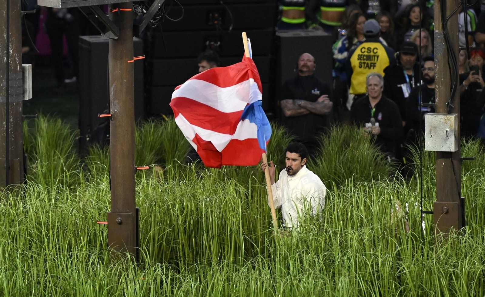 Bad Bunny ondea la bandera de Puerto Rico en la final de la Super Bowl