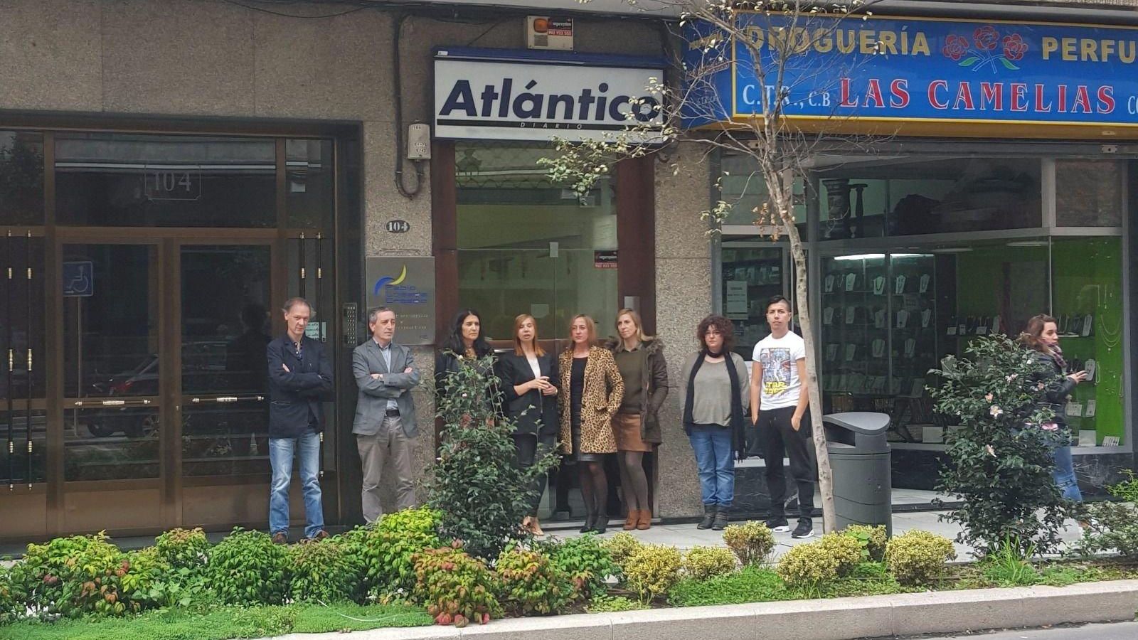 Los trabajadores de Atlántico Diario que se encontraban en la sede de la Avenida Camelias se unieron a las muestras de dolor.